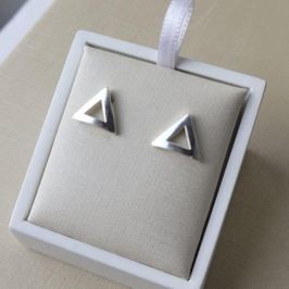 BRINCO GEOMETRICO TRIANGULO VAZADO