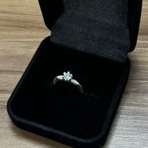 ANEL SOLITÁRIO CRAVEJADO