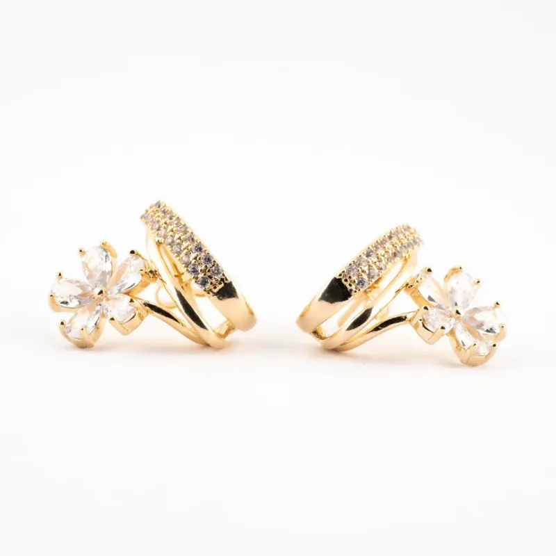 BRINCO EARHOOK CRAVEJADO COM FLOR DE ZIRCÔNIA CRISTAL