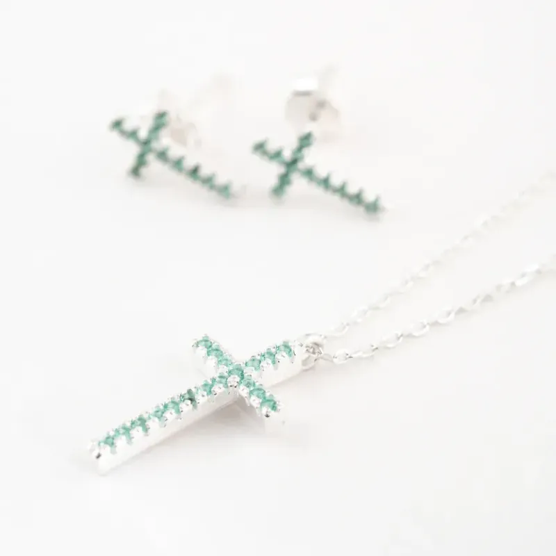 CONJUNTO CRUZ CRAVEJADO COM ZIRCONIA VERDE 2.24GR