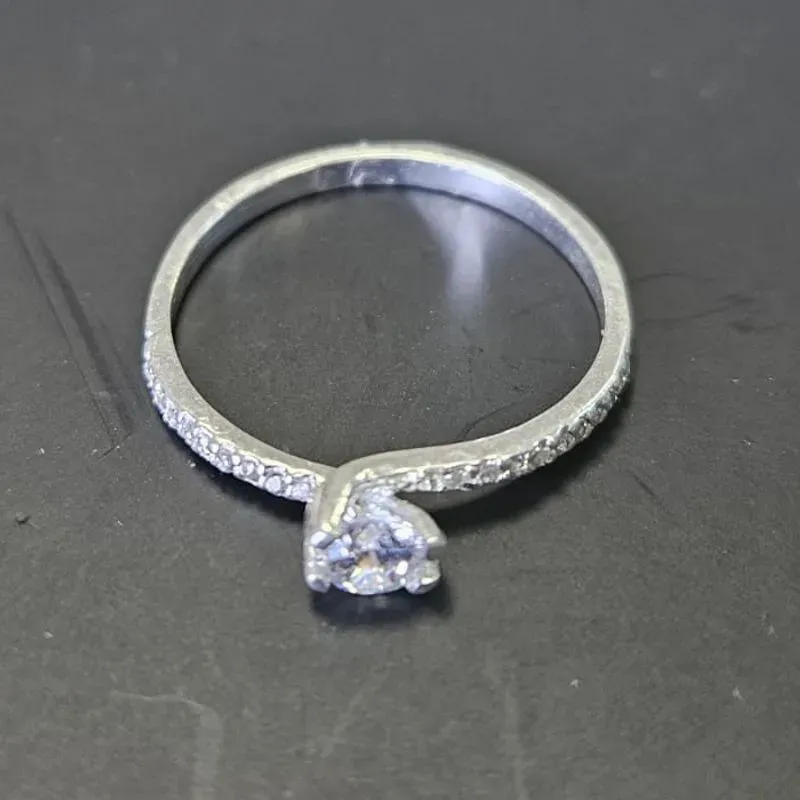 ANEL SOLITARIO CRAVEJADO 4 GARRAS 2 GARRAS LIGADAS AO FIO