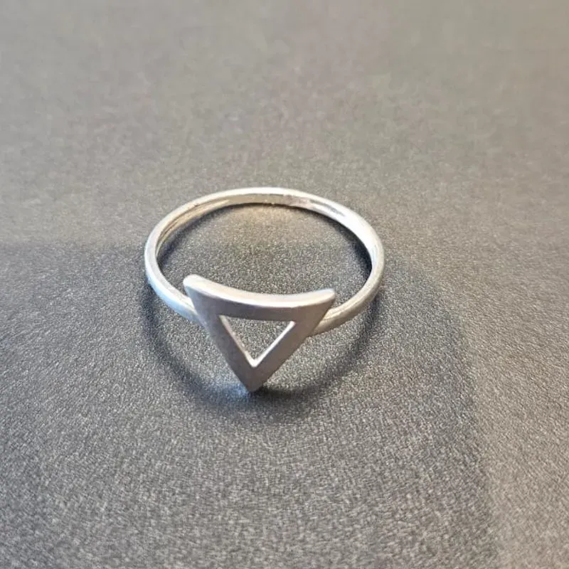 ANEL TRIANGULO VAZADO