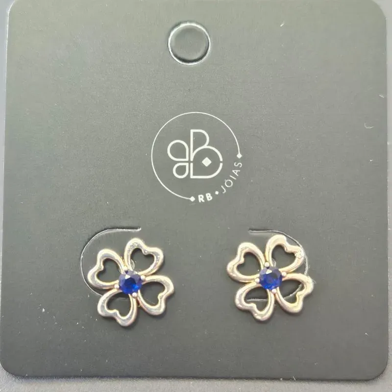 BRINCO FLOR PETALA CORAÇÃO PEDRA AZUL NO CENTRO