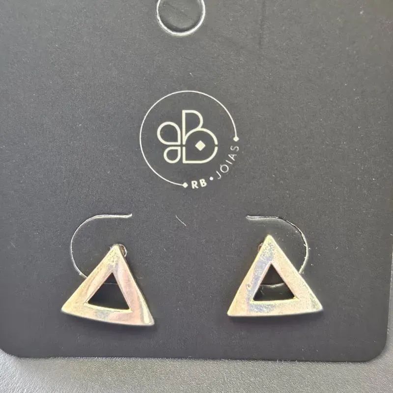 BRINCO GEOMETRICO TRIANGULO VAZADO