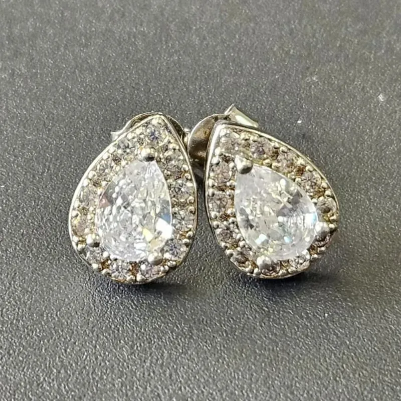 BRINCO GOTA CRAVEJADO COM PEDRA NO CENTRO CORES VARIADAS