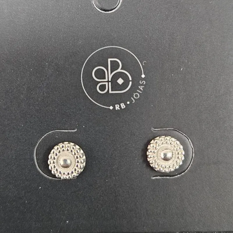 BRINCO REDONDO DETALHADO COM BOLINHA NO CENTRO