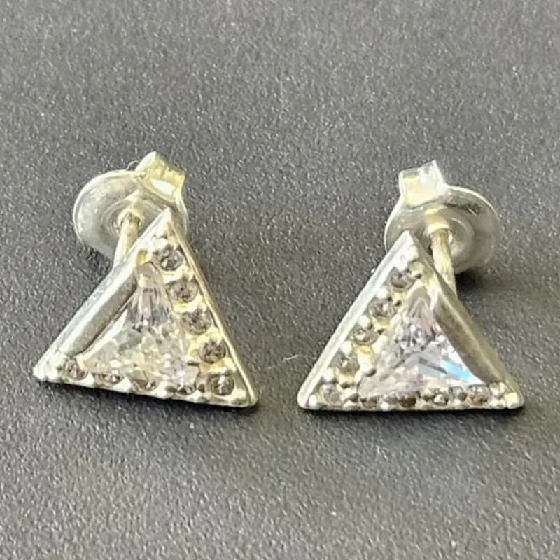 BRINCO TRIANGULO CRAVEJADO COM PEDRA