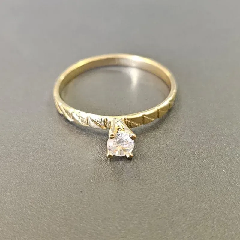ANEL SOLITÁRIO FIO QUADRADO DETALHADO PEDRA 4 GARRAS
