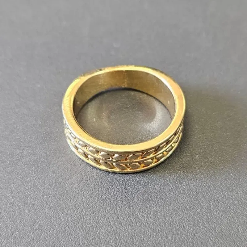ANEL TIPO ALIANÇA COM DETALHE DE FOLHAS