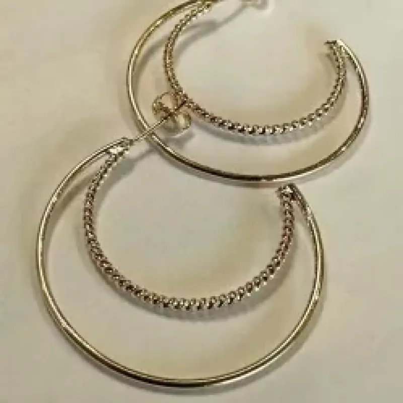 ARGOLA 3CM COM DOIS AROS EM FORMATO MEIA LUA