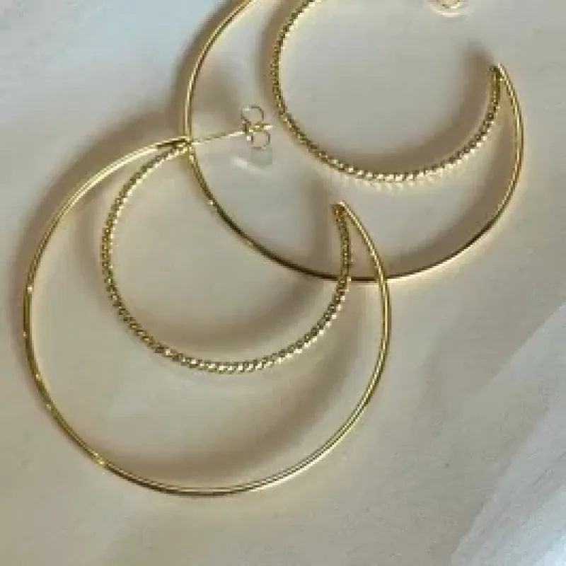 ARGOLA 5CM COM DOIS AROS EM FORMATO MEIA LUA