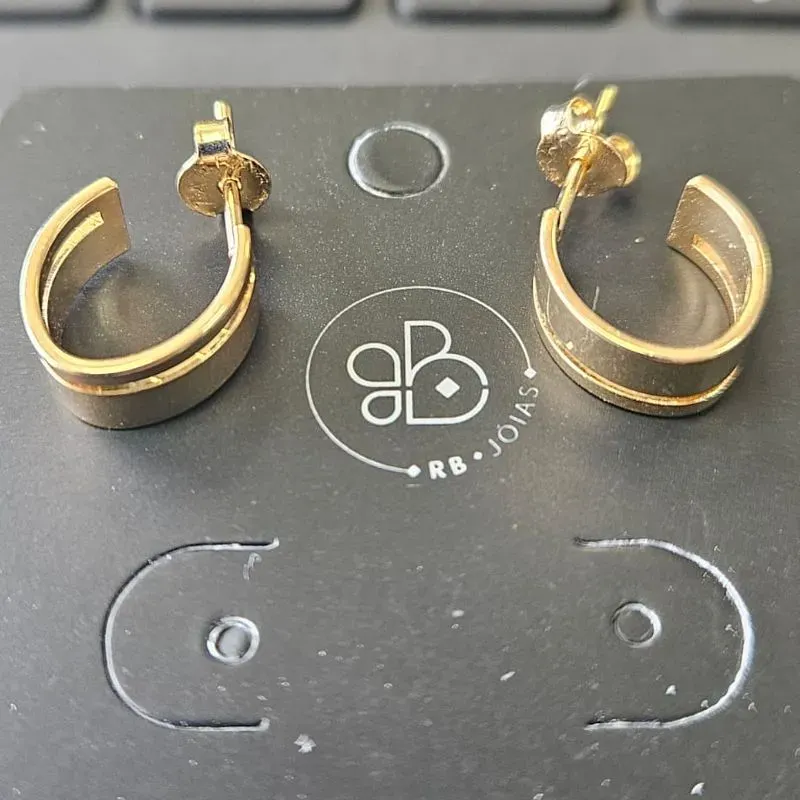 ARGOLA  MEIO OVAL COM FIO VAZADO NO MEIO