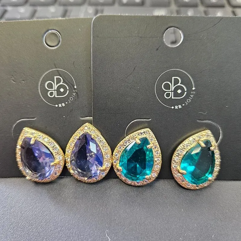 BRINCO GOTA PEDRA CRAVEJADO NAS LATERAIS CORES VARIADAS