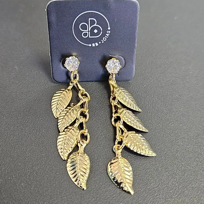 BRINCO PENDURADO 4 FOLHAS COM PONTO DE LUZ