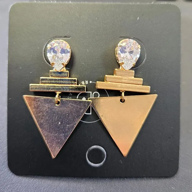 BRINCO PENDURADO TRIANGULO LISO COM PEDRA GOTA NA BASE