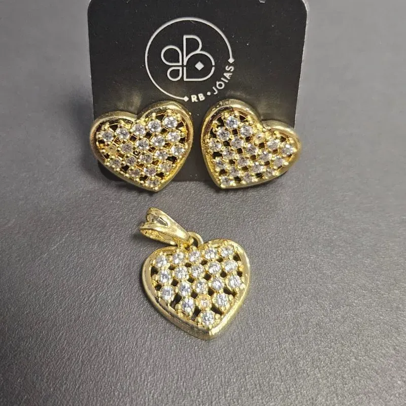 CONJUNTO CORAÇÃO BRINCO E PINGENTE CRAVEJADO