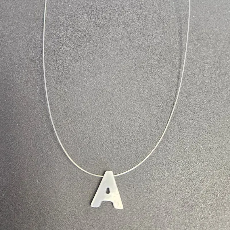 GARGANTILHA FIO DE NYLON LETRA A NA MADREPEROLA