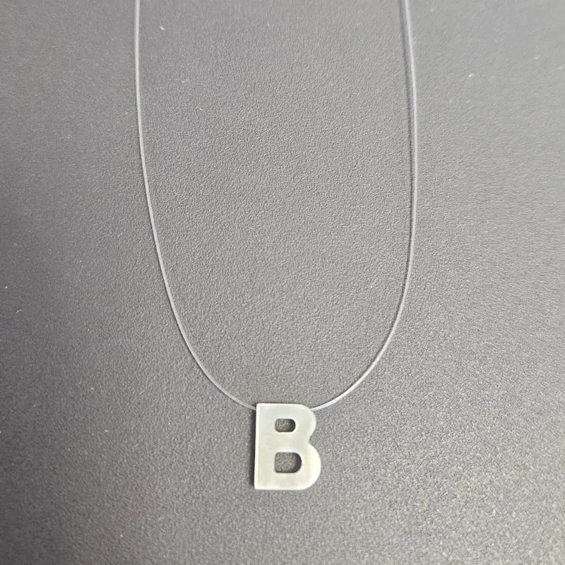 GARGANTILHA FIO DE NYLON LETRA B NA MADREPEROLA