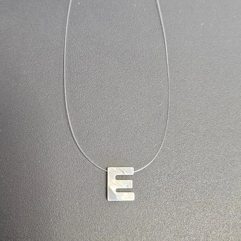 GARGANTILHA FIO DE NYLON LETRA E NA MADREPEROLA