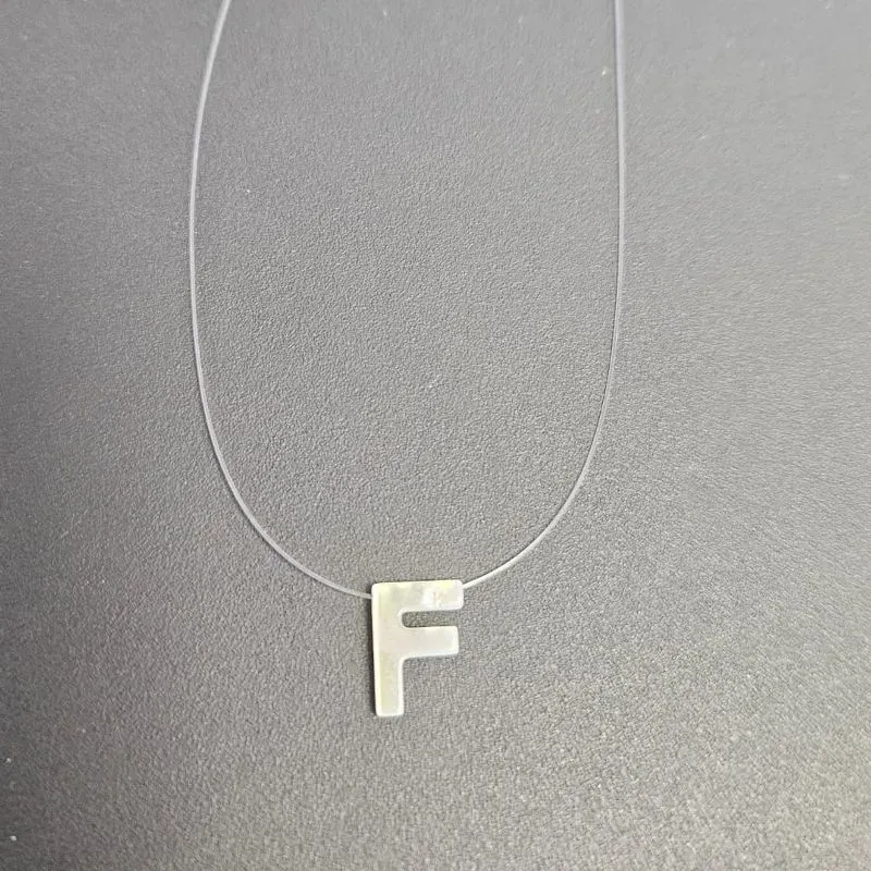 GARGANTILHA FIO DE NYLON LETRA F NA MADREPEROLA