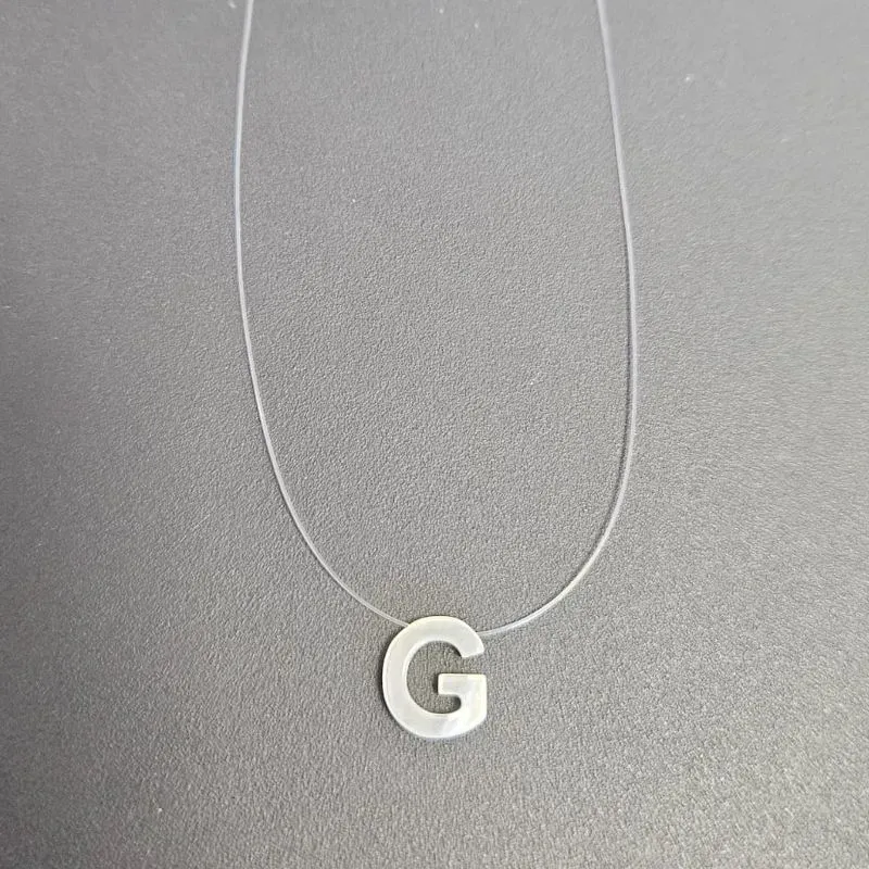 GARGANTILHA FIO DE NYLON LETRA G NA MADREPEROLA
