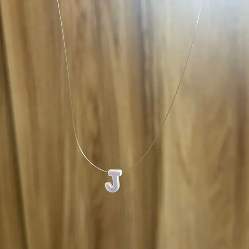 GARGANTILHA FIO DE NYLON LETRA J NA MADREPEROLA