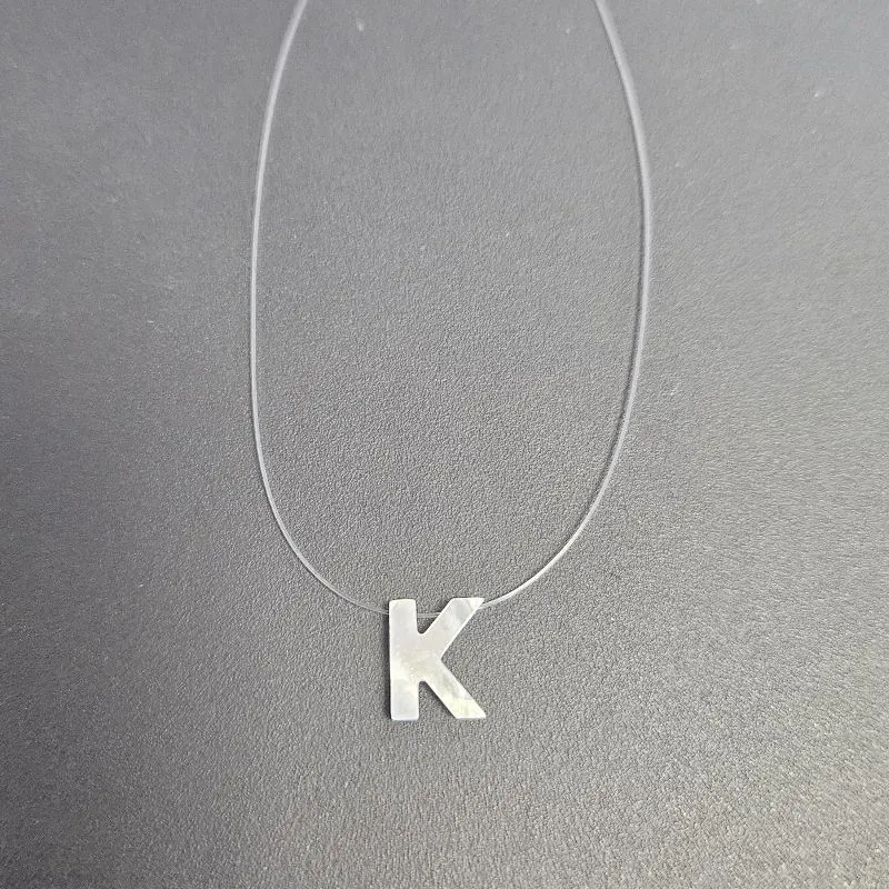GARGANTILHA FIO DE NYLON LETRA K NA MADREPEROLA