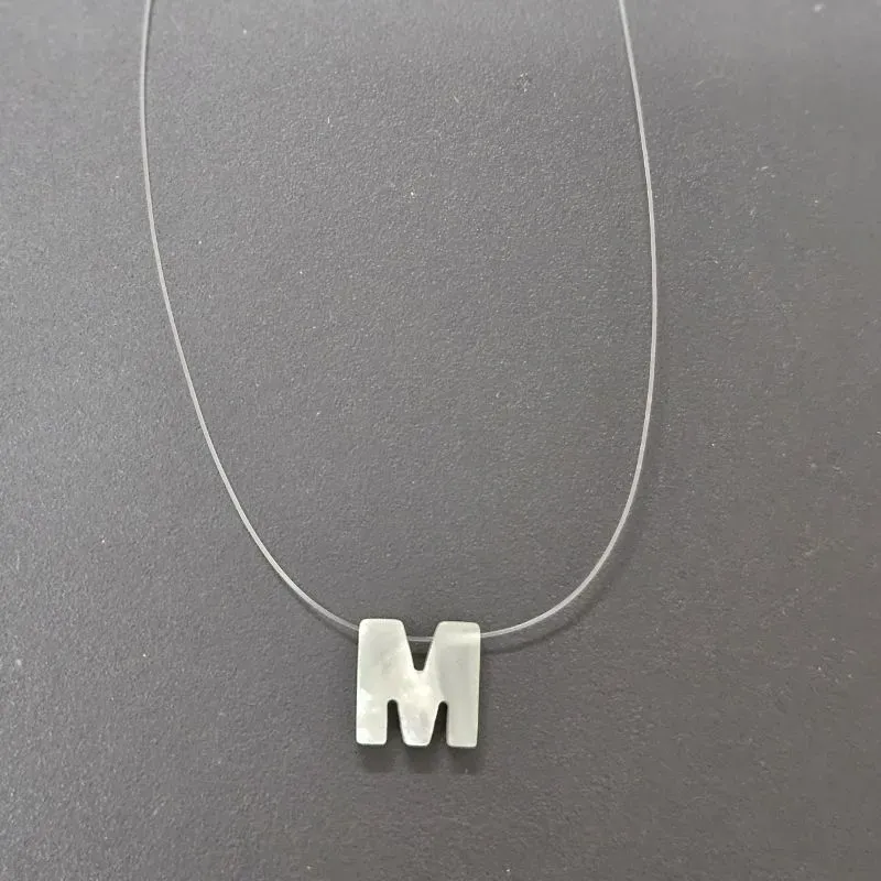 GARGANTILHA FIO DE NYLON LETRA M NA MADREPEROLA