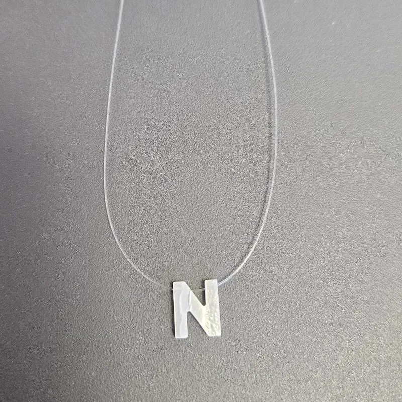 GARGANTILHA FIO DE NYLON LETRA N NA MADREPEROLA