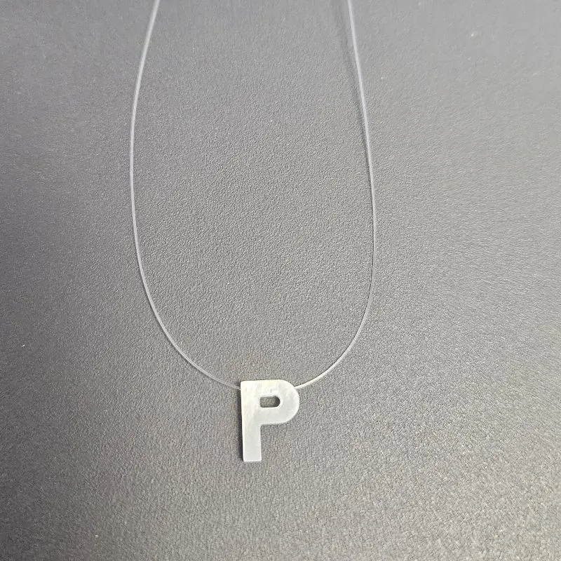 GARGANTILHA FIO DE NYLON LETRA P NA MADREPEROLA