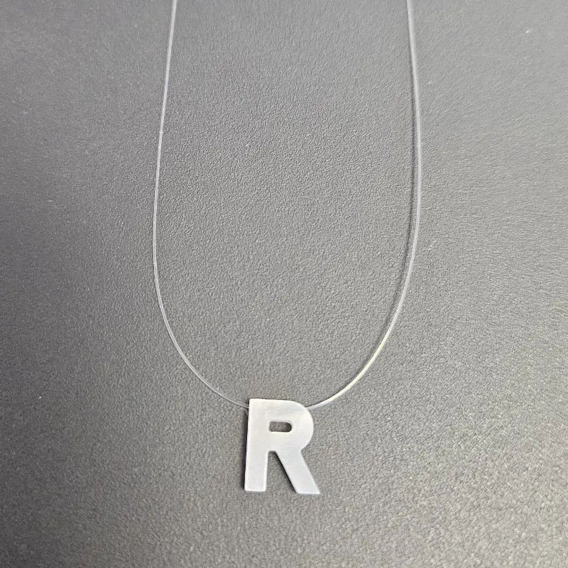 GARGANTILHA FIO DE NYLON LETRA R NA MADREPEROLA