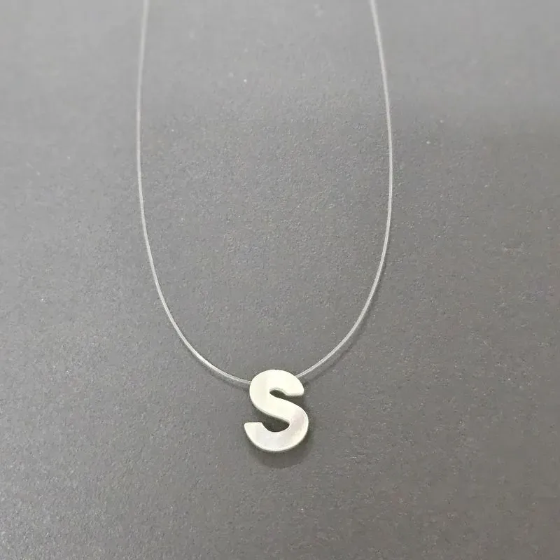 GARGANTILHA FIO DE NYLON LETRA S NA MADREPEROLA