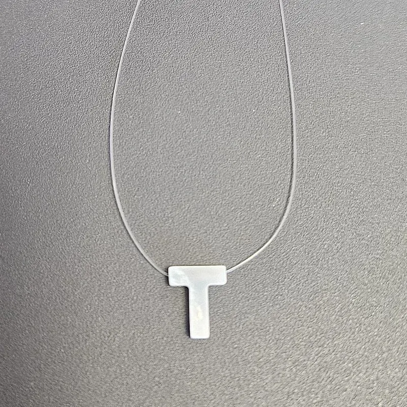 GARGANTILHA FIO DE NYLON LETRA T NA MADREPEROLA