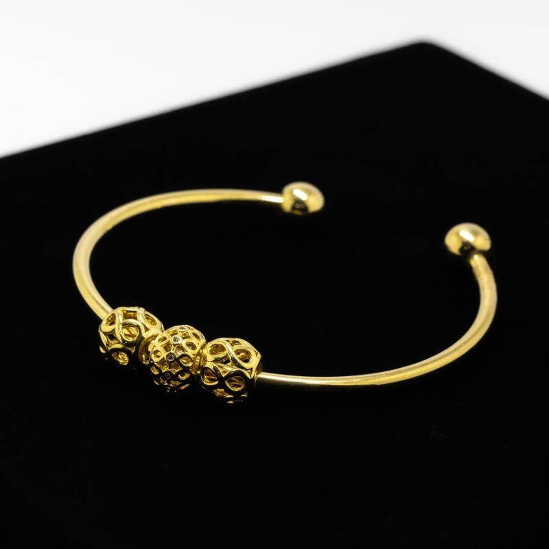 BRACELETE 3 PINGENTES BOLA VAZADA