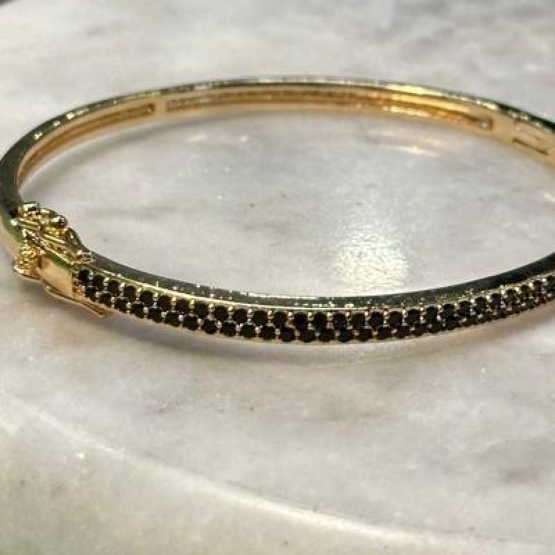 BRACELETE CRAVEJADO COM PEDRA PRETA