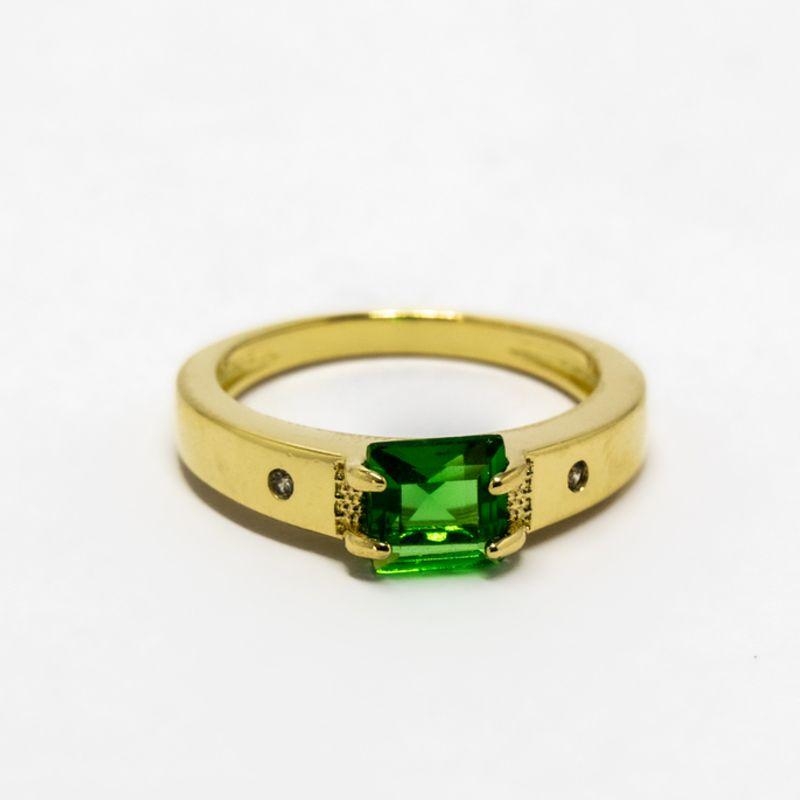 ANEL FORMATURA PEDRA VERDE QUADRADA COM 2 PEDRINHAS CRISTAL