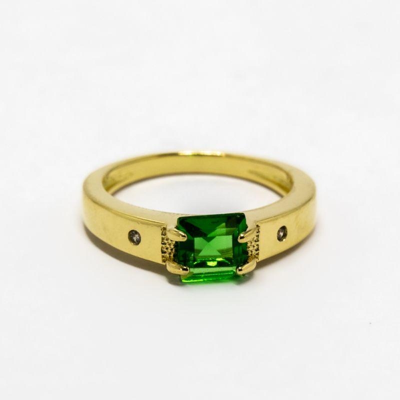ANEL FORMATURA PEDRA VERDE QUADRADA COM 2 PEDRINHAS CRISTAL