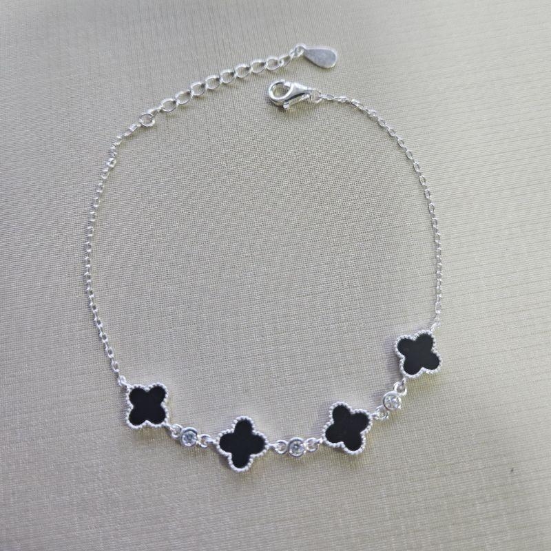 PULSEIRA  4 TREVOS PRETOS E 4 PONTOS DE LUZES COM EXTENSOR