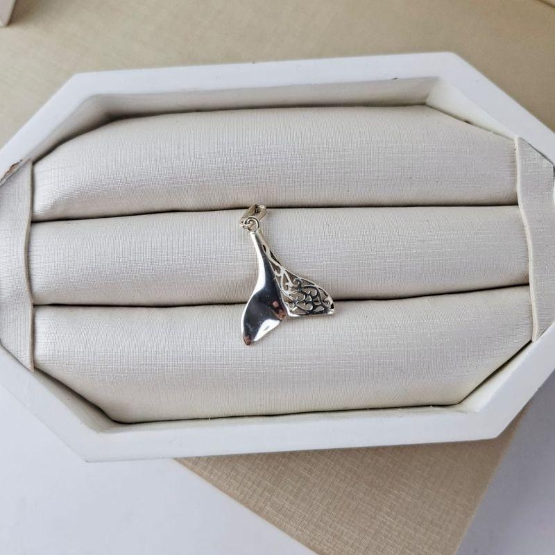 PINGENTE CAUDA DE BALEIA LISO E TRABALHADO