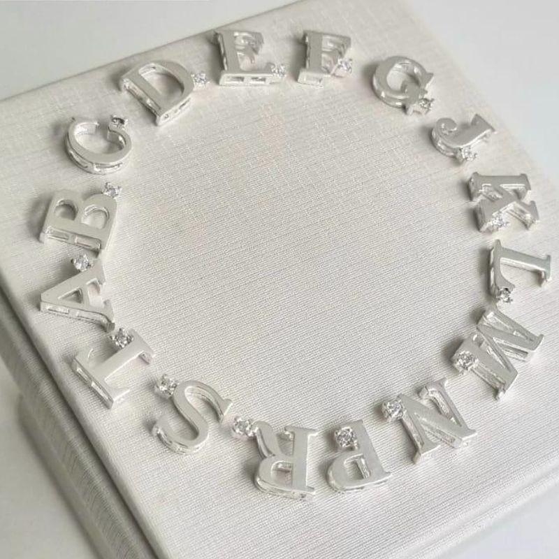 PINGENTE LETRA GALERIA COM PEDRA ZIRCONIA