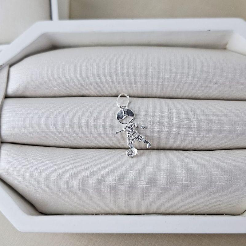 PINGENTE MENINO CRAVEJADO COM BOLA