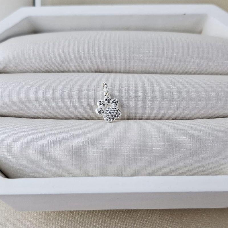 PINGENTE PATA DE CACHORRO CRAVEJADO