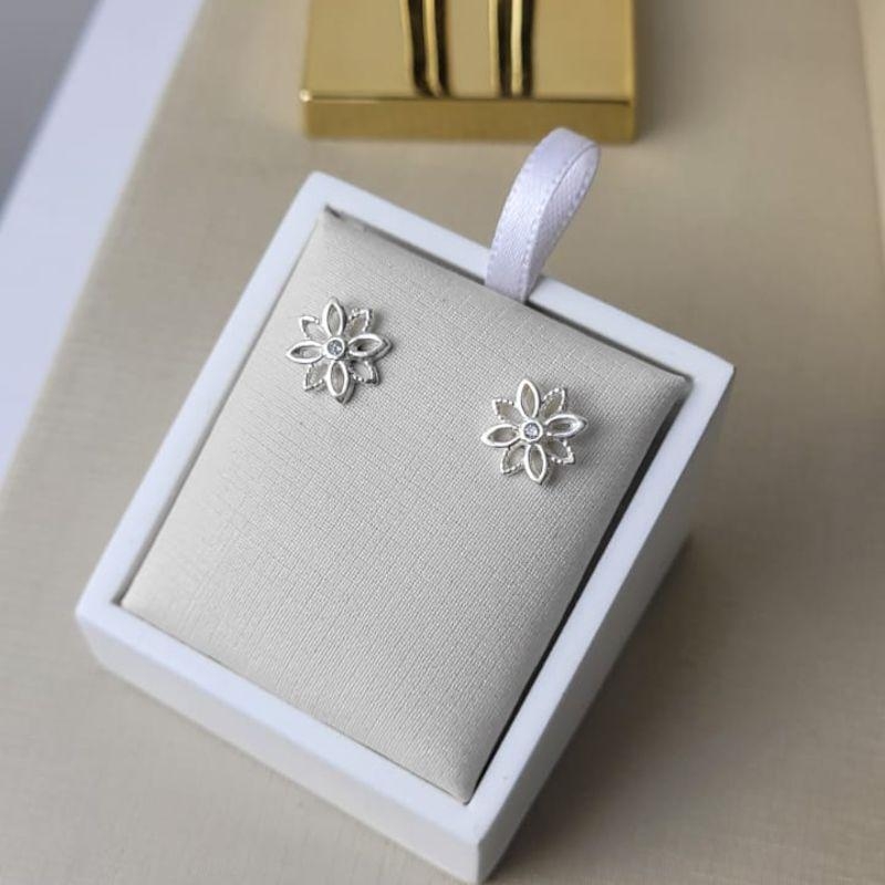 BRINCO FLOR  8 PETALAS CRAVEJADO COM PEDRA NO MEIO