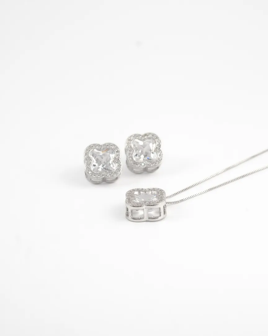 CONJUNTO BRINCO E GARGANTILHA COM BANHO DE RODIO FLOR PEDRA CRISTAL BORDA CRAVEJADO
