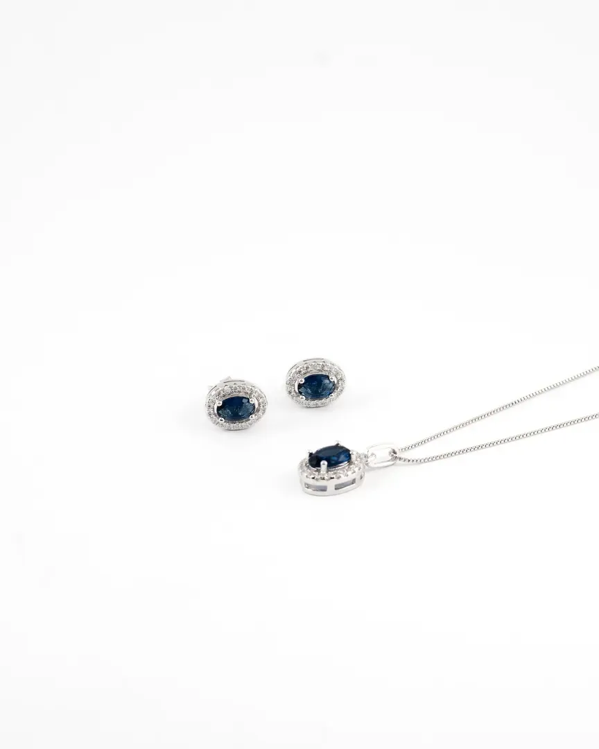 CONJUNTO BRINCO E GARGANTILHA COM BANHO DE RODIO PEDRA OVAL AZUL BORDA CRAVEJADA