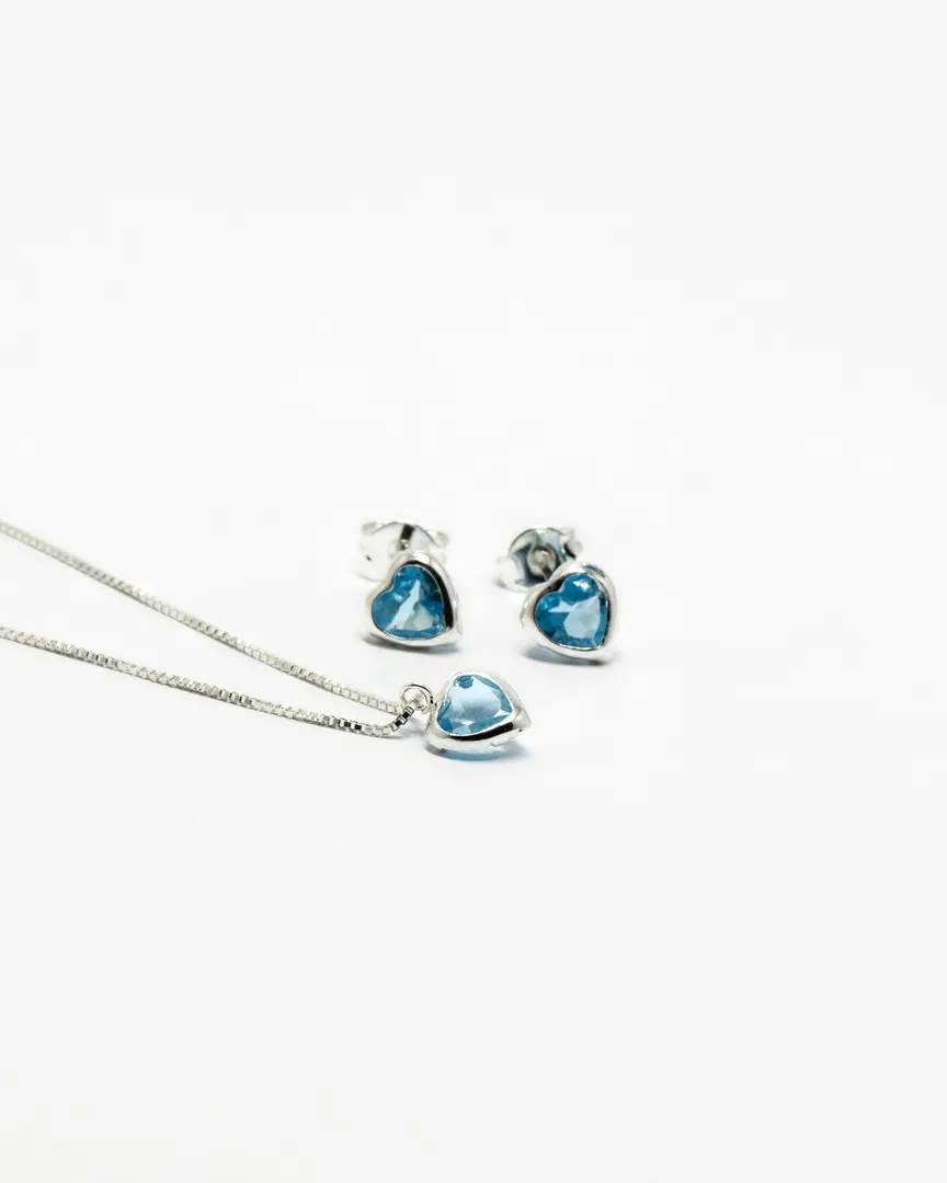 CONJUNTO PEDRA CORAÇÃO AZUL CLARO BRINCO E GARGANTILHA
