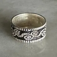 ANEL COM DETALHE PRETO 