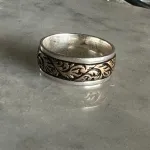 ANEL COM DETALHES DOURADO E PRETO 