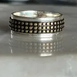 ANEL COM DETALHES DOURADO E PRETO