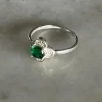 ANEL COM FLOR E PEDRA CORES VARIADAS 